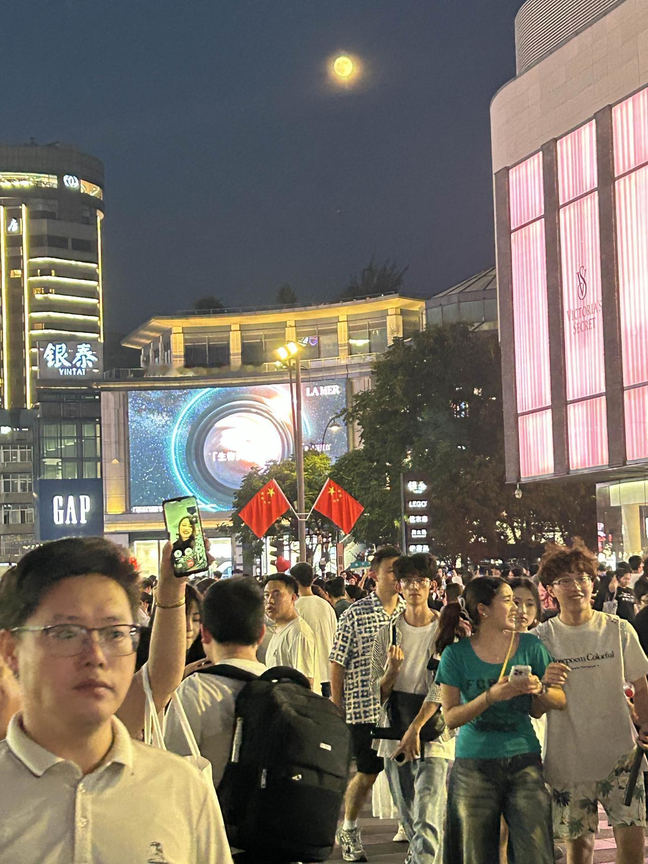 分享今日随手拍的照片月亮慢慢变圆，事情慢慢如愿。愿这个中秋，有牵挂，有陪伴，有温