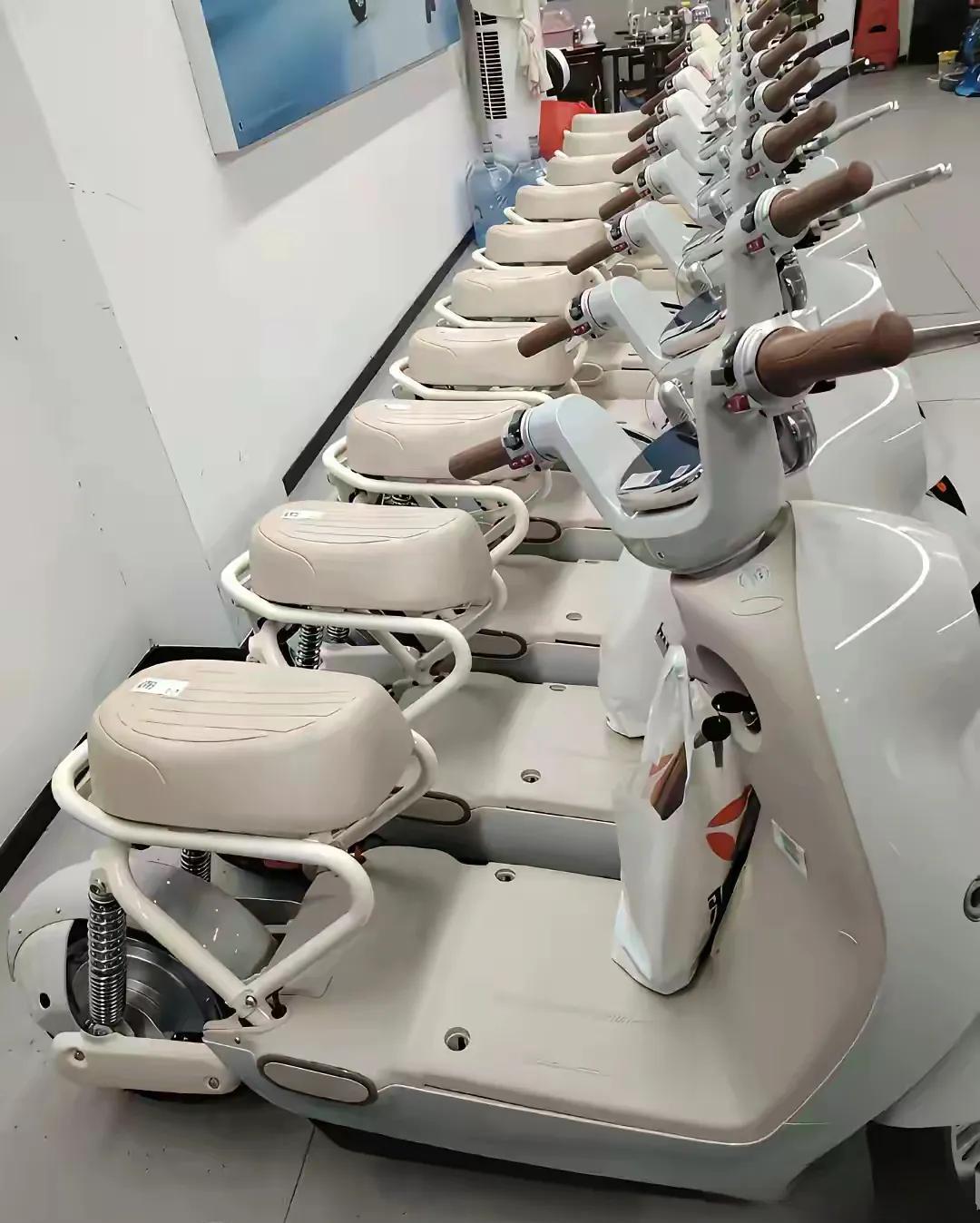 电动车越来越多，孩子却越来越难接。
大人骑车送娃，安全不安全？
厂家不造儿童座，