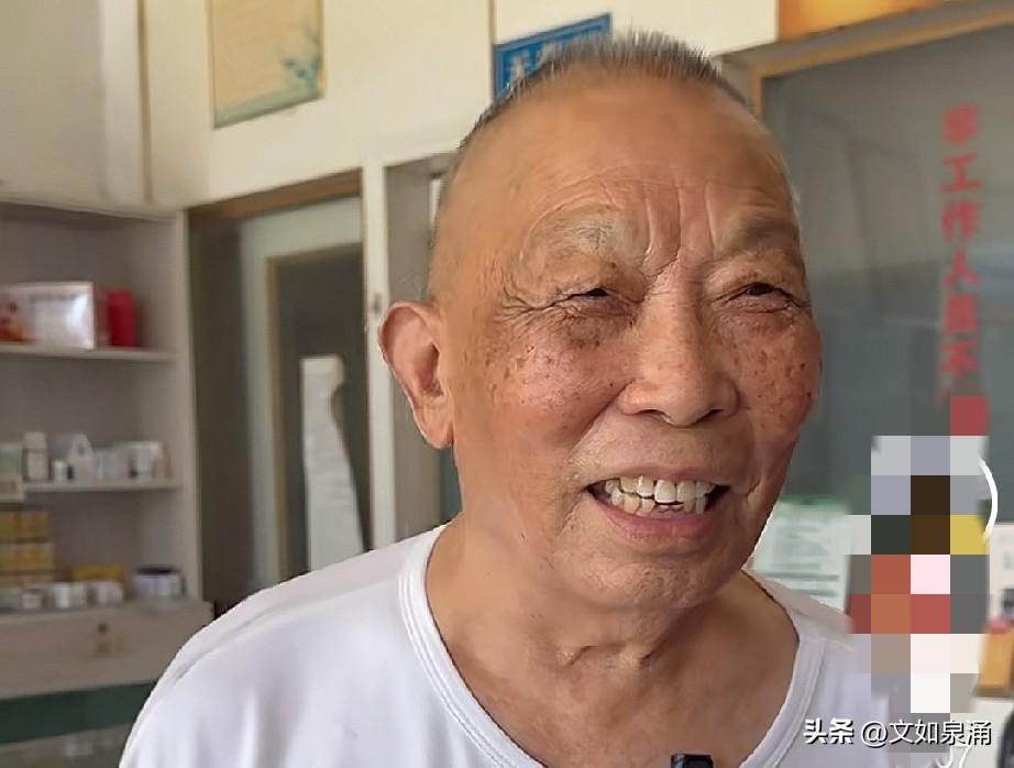 93岁老人，还不退休，每天坚持上班坐诊看病，真令人佩服，耳不聋，眼不花，精神矍铄