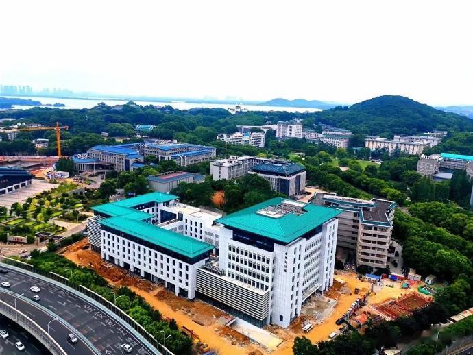 武汉大学的雷军科技楼竣工了，这要归功于2016年雷军向武汉大学捐赠的9999.9