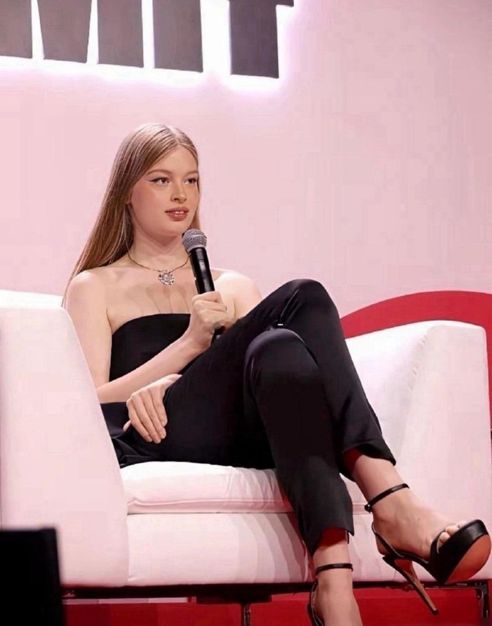 马斯克的“女儿”，完全看不出来是个男的。 