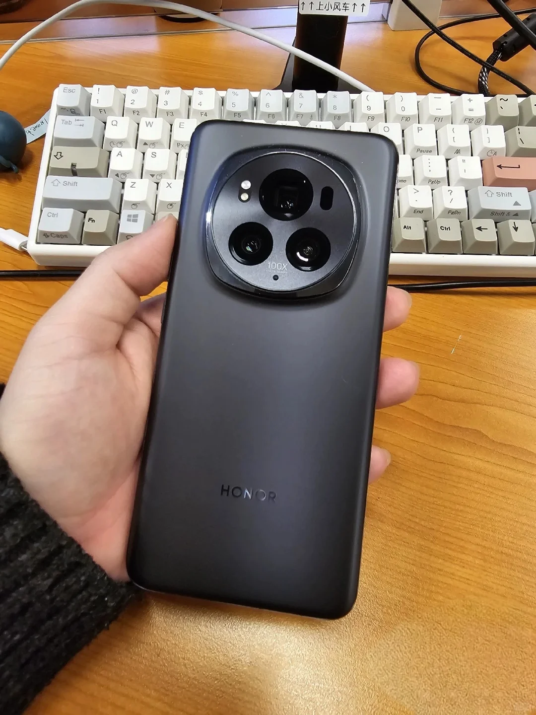 就是因为华为的热度太高，让很多人对于荣耀的能力有所误会，其实纵观目前的手机行业，...