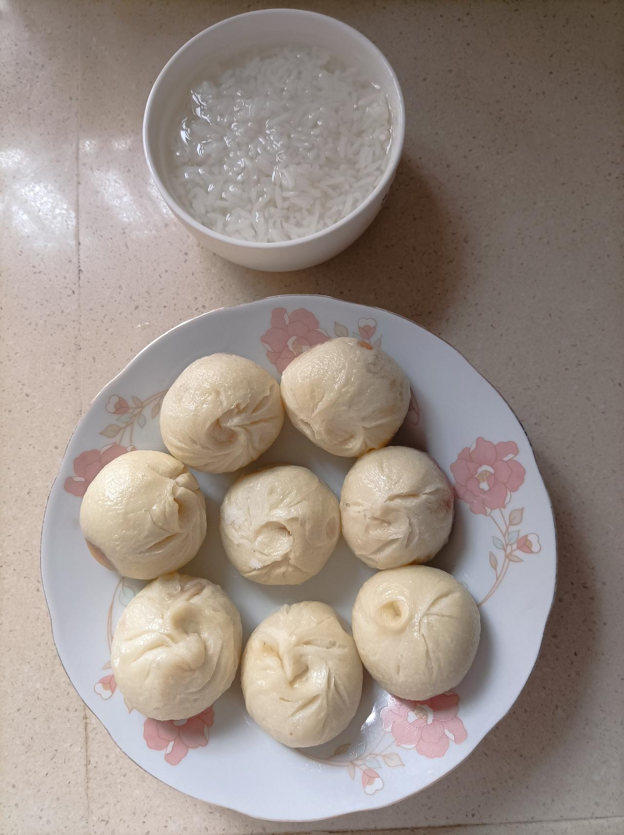 今天吃什么今天吃老家的手工小笼包，再加点水泡饭，是我老家的小女儿快递过来的，趁新