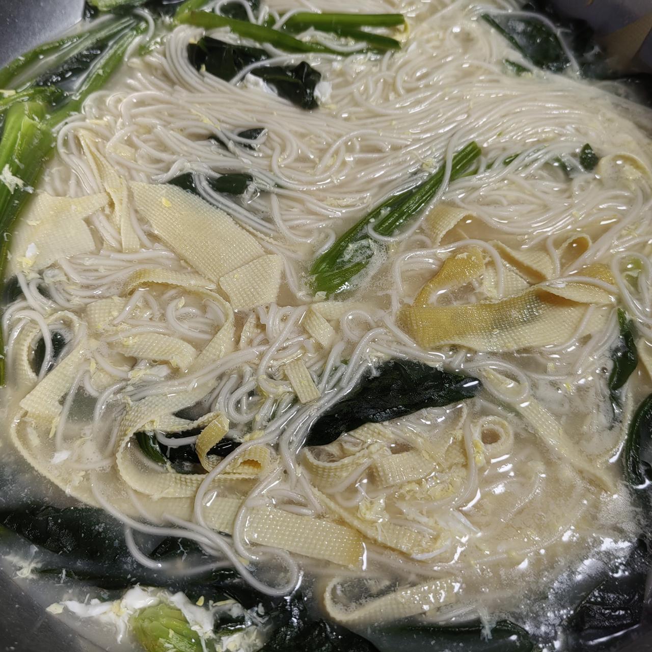 《素食斋》第82天
简单午餐鸡蛋面，
我已素食很多天。
感觉身体更健康，
减肥减