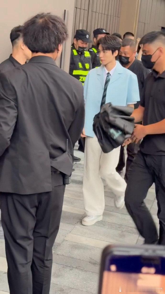 王俊凯这脸小的王俊凯蓝衬衣男大 王俊凯在音乐节彩排现场被拍到，简单的蓝衬衫造型清