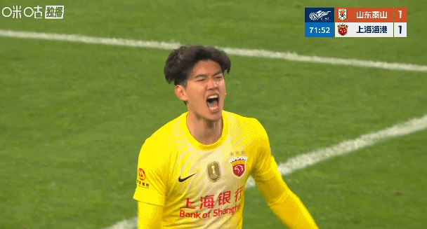 泰山扳平比分！#山东泰山1比1上海海港# 克雷桑建功小角度直接破门！颜骏凌失球后
