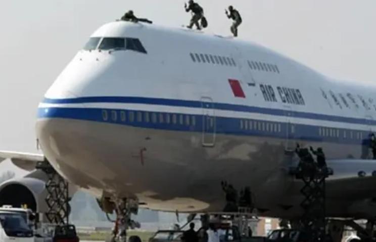 1989年12月，一架中国客机突遭4架韩空军战斗机包围和粗暴驱赶！燃油耗尽的客机