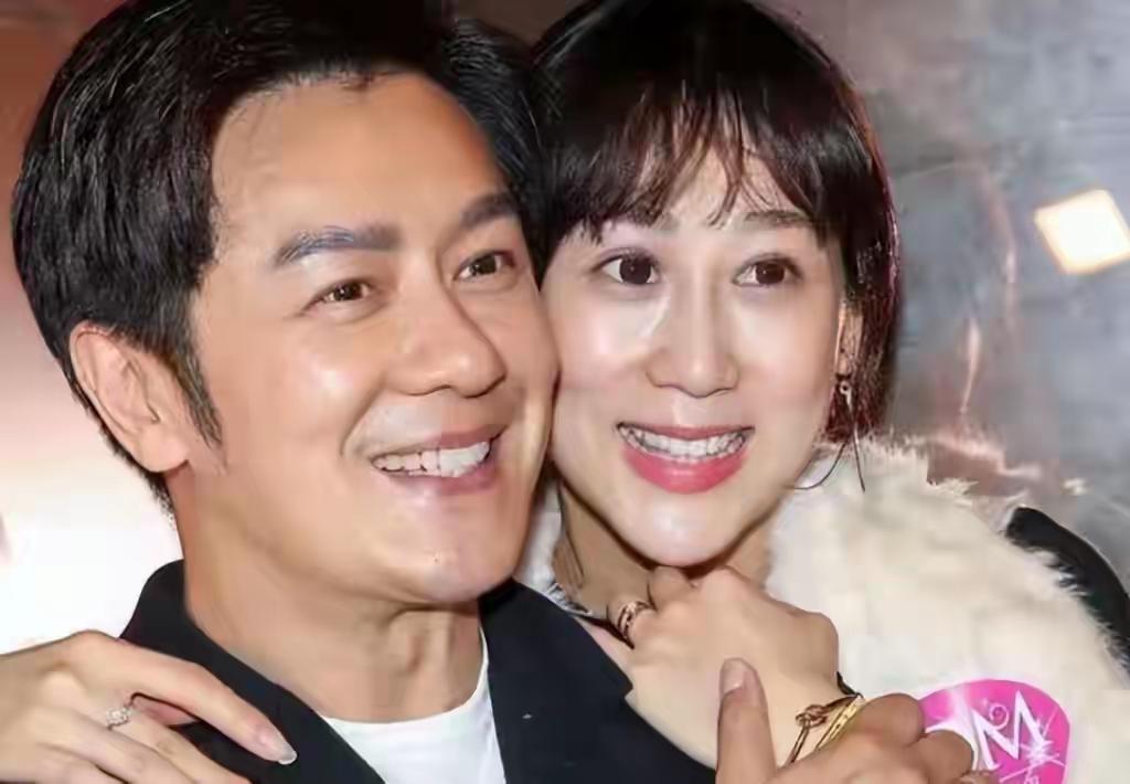 陈浩民和蒋丽莎，两口子。
俩人5年生了4个小孩，
看来俩人都挺喜欢小孩的，
再者