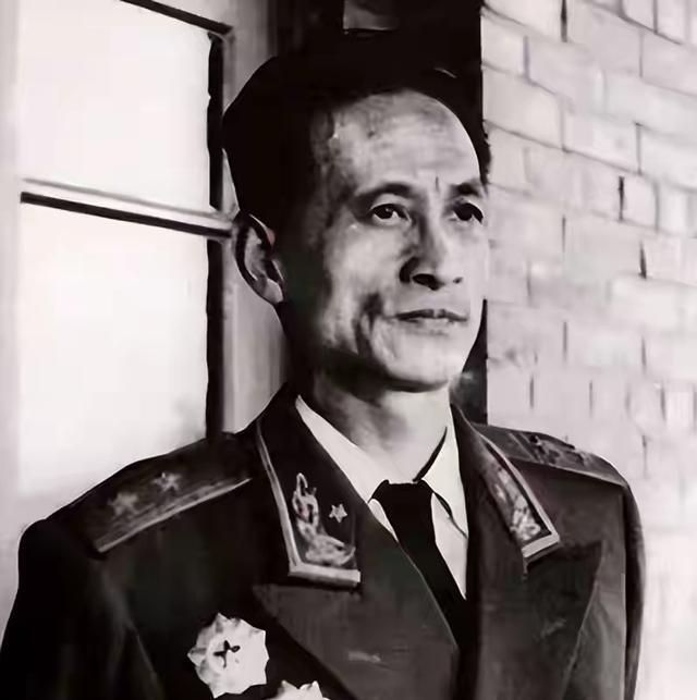 毛主席正为红军前途发愁，一个俘虏主动站出来，后来成了开国中将
一场胜仗打完，红军