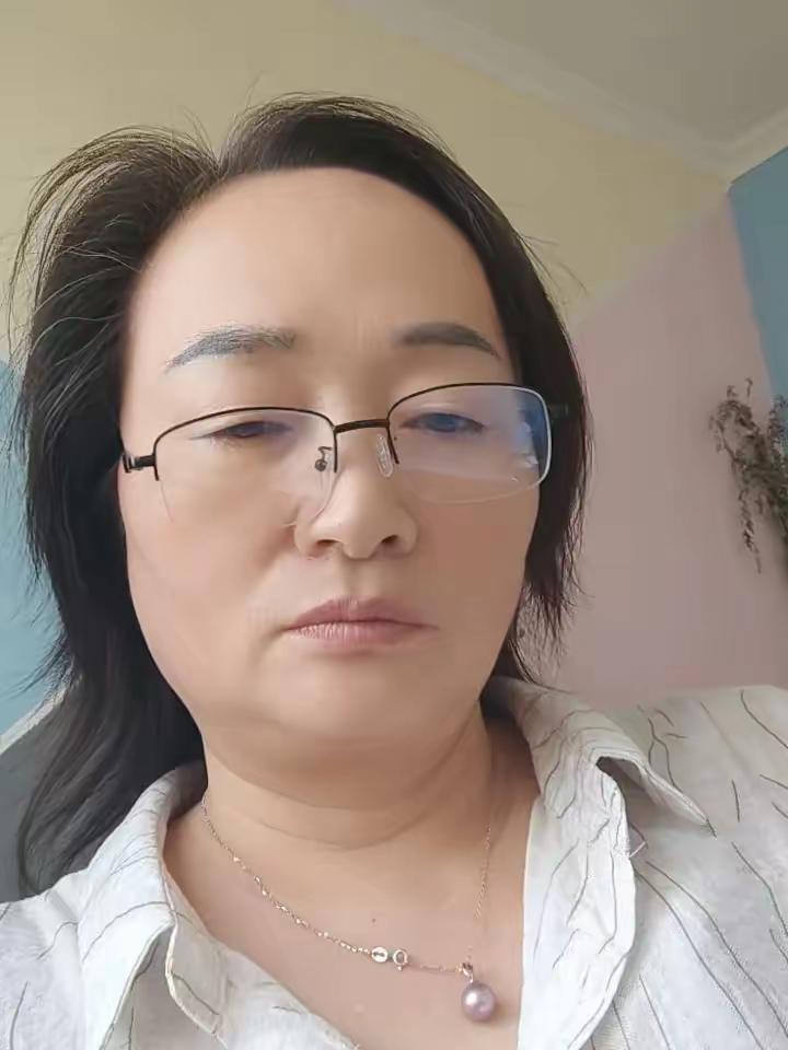 昨晚上那通电话打完，我一宿没合眼。翻来覆去躺到凌晨三点，忍不住又拿起手机看了看，