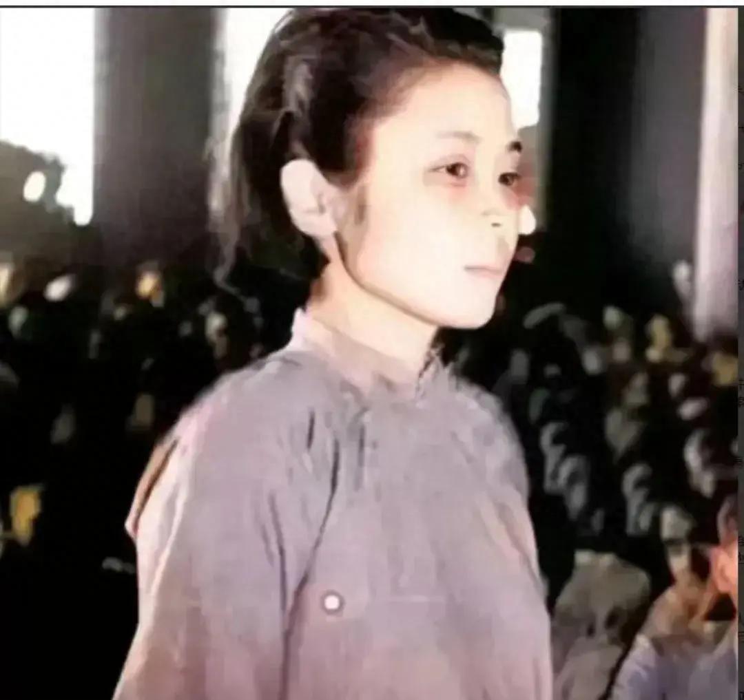 大汉奸陈公博的情人莫国康，在南京第一法庭接受审判时，人们争先恐后地前来，都想看看