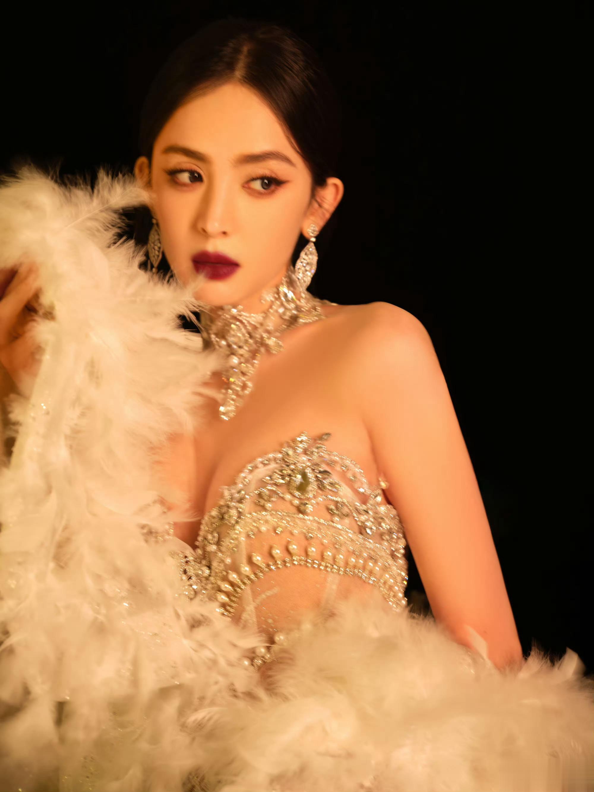 #娜扎秒了#娜扎是什么绝世美女呀[太开心]一颦一笑，一步一生莲，一袭羽毛透视礼服