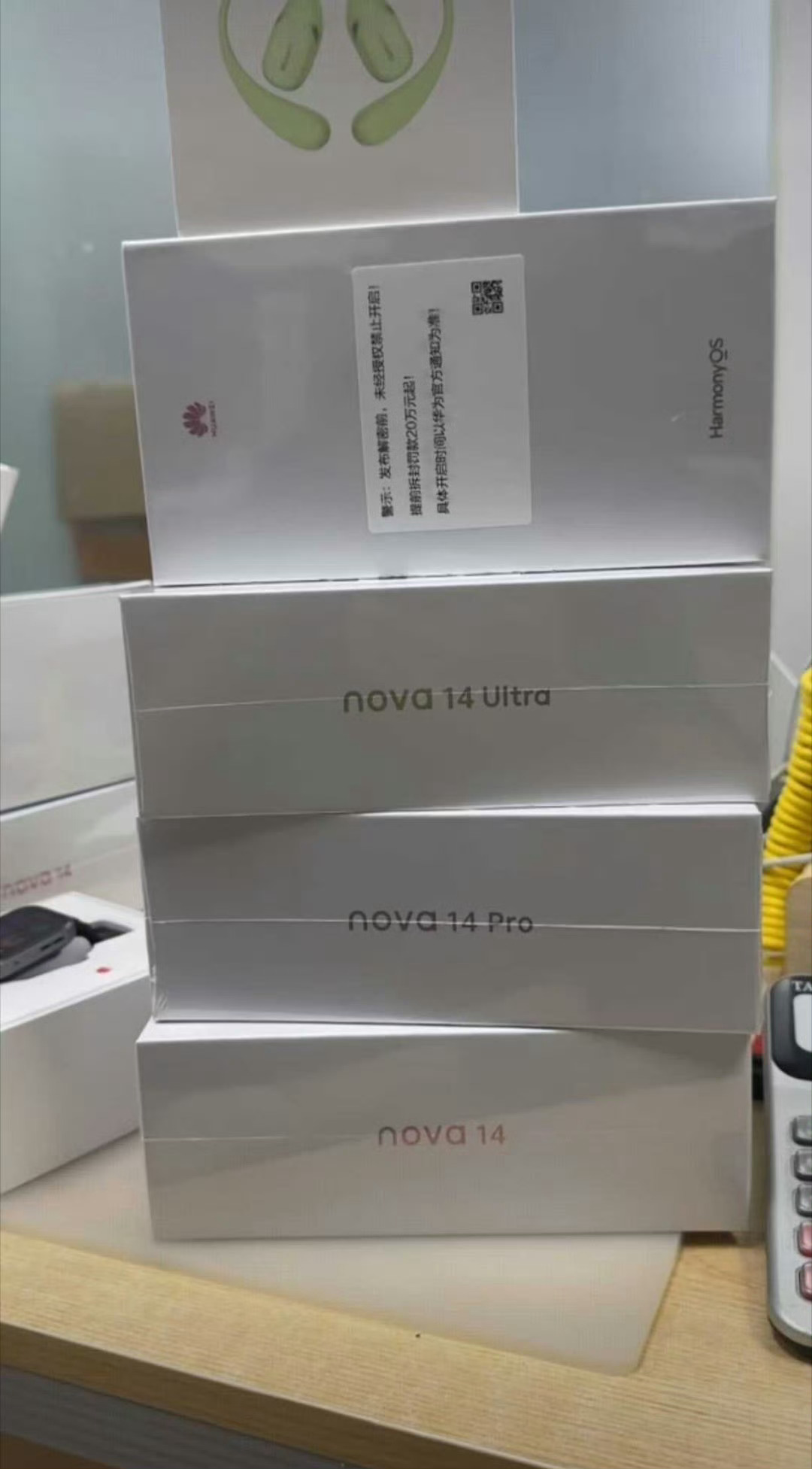 nova14系列真机，3个版本，疑似Pro版有3个颜色 ​​​
