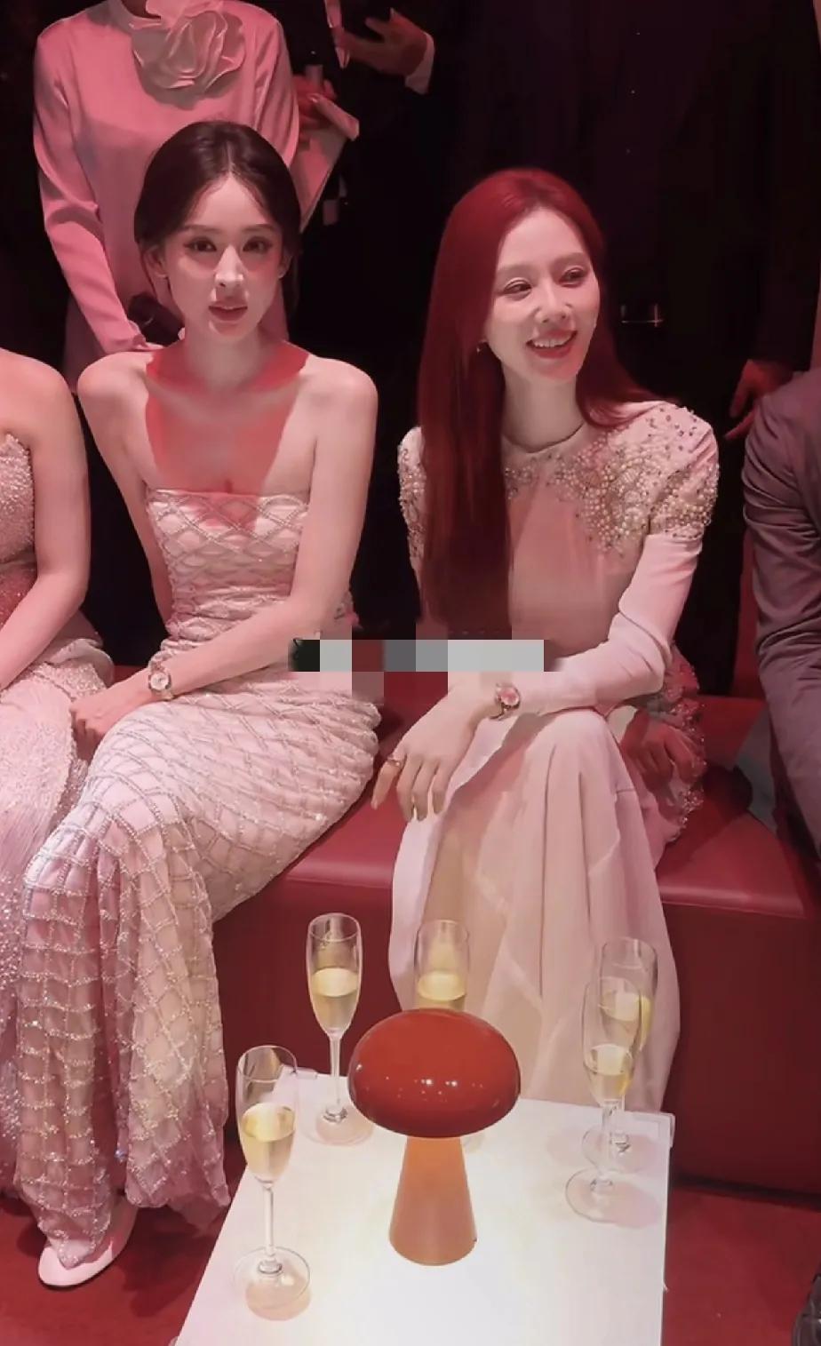 娜扎的美有一种神性，
谁和娜扎一块好像都没那么自信了。