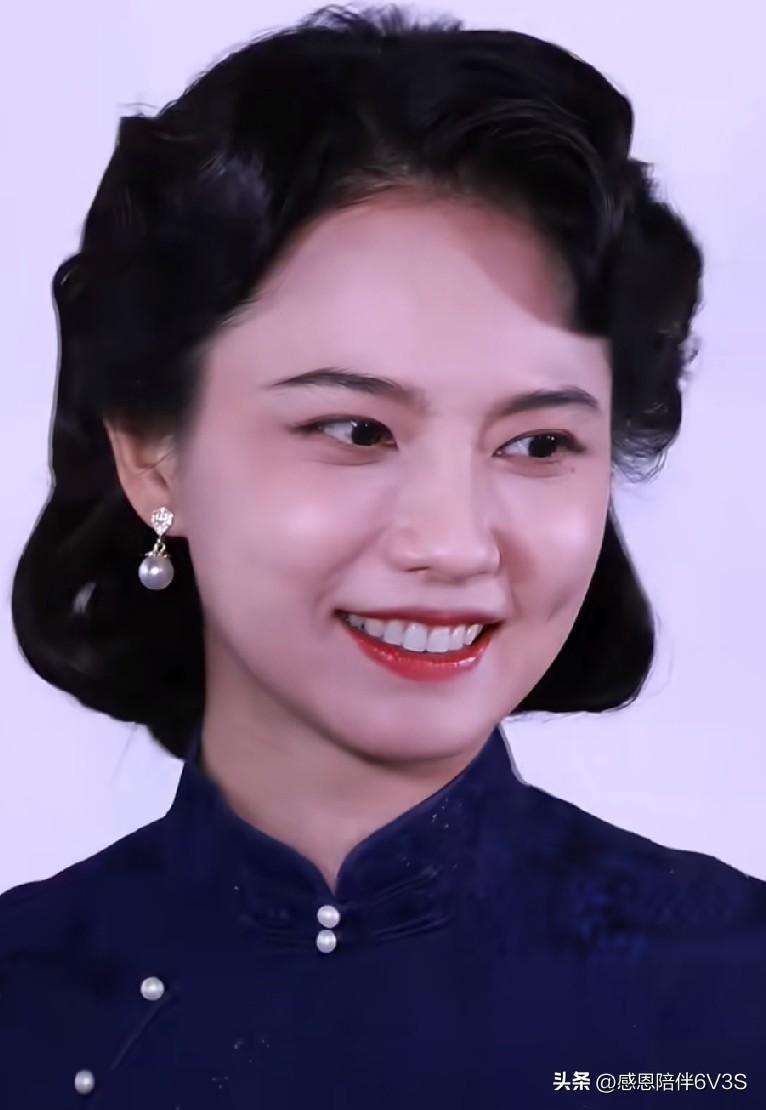 实话说，我最近盯着姜佩瑶的剧照看了好一会儿，倒不是看她旗袍有多美，而是看她那口牙