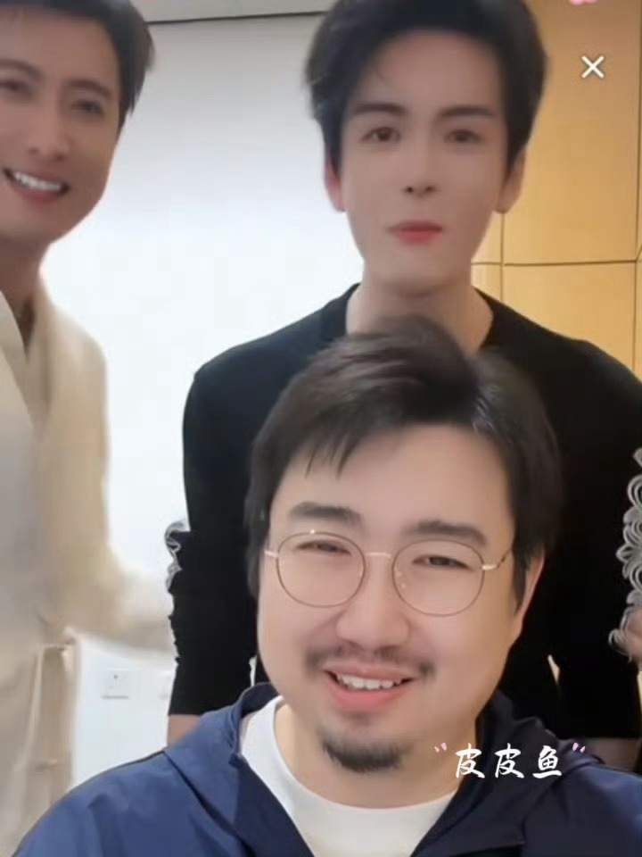 从哪里开始是曾舜晞果然明星都扛得住原相机，哈哈哈哈三叔直播说没开美颜，后面曾舜曦