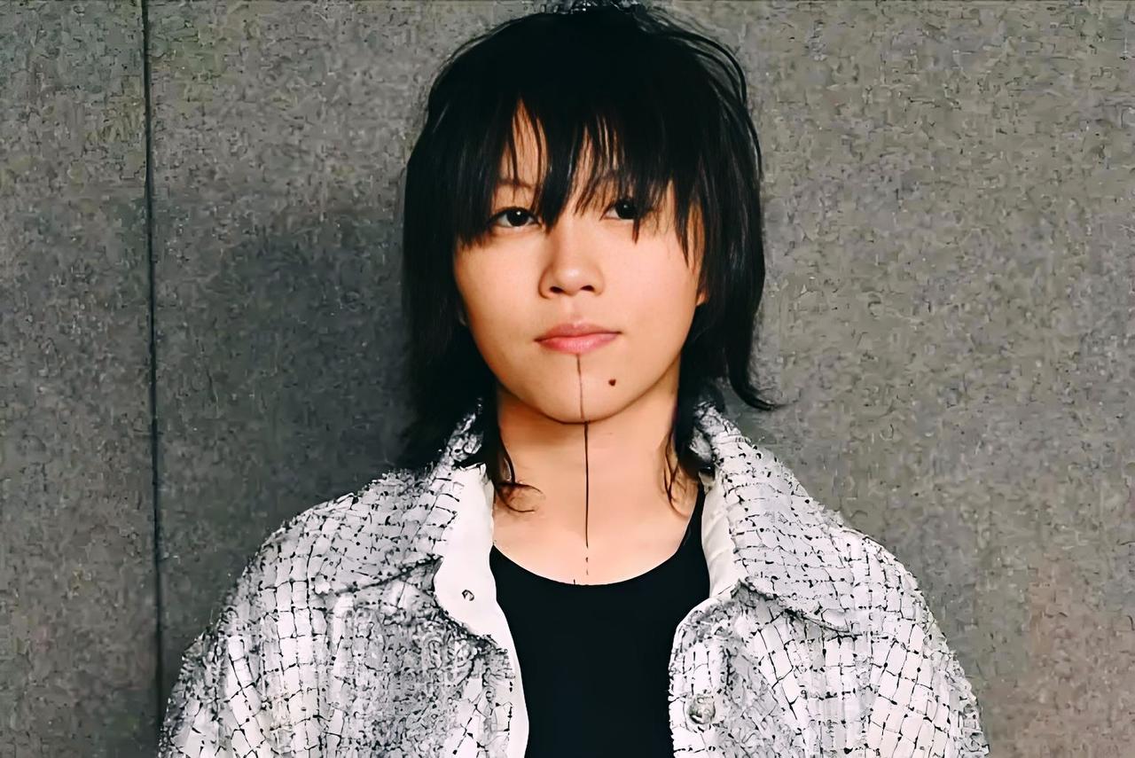 大家发现没？歌后王菲怕是被下了魔咒！

大美女一个，生的孩子一个却比一个丑！
归