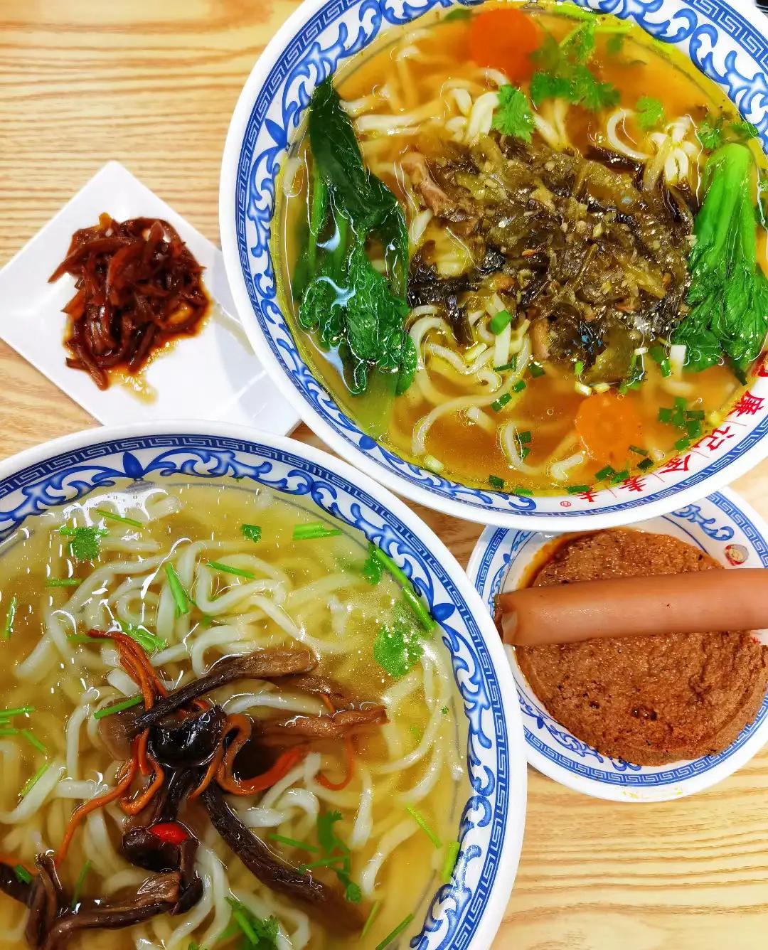 在济南，号称被评为非物质文化遗产的手擀面
店不大，但吃的人很多，老板很热情，有种