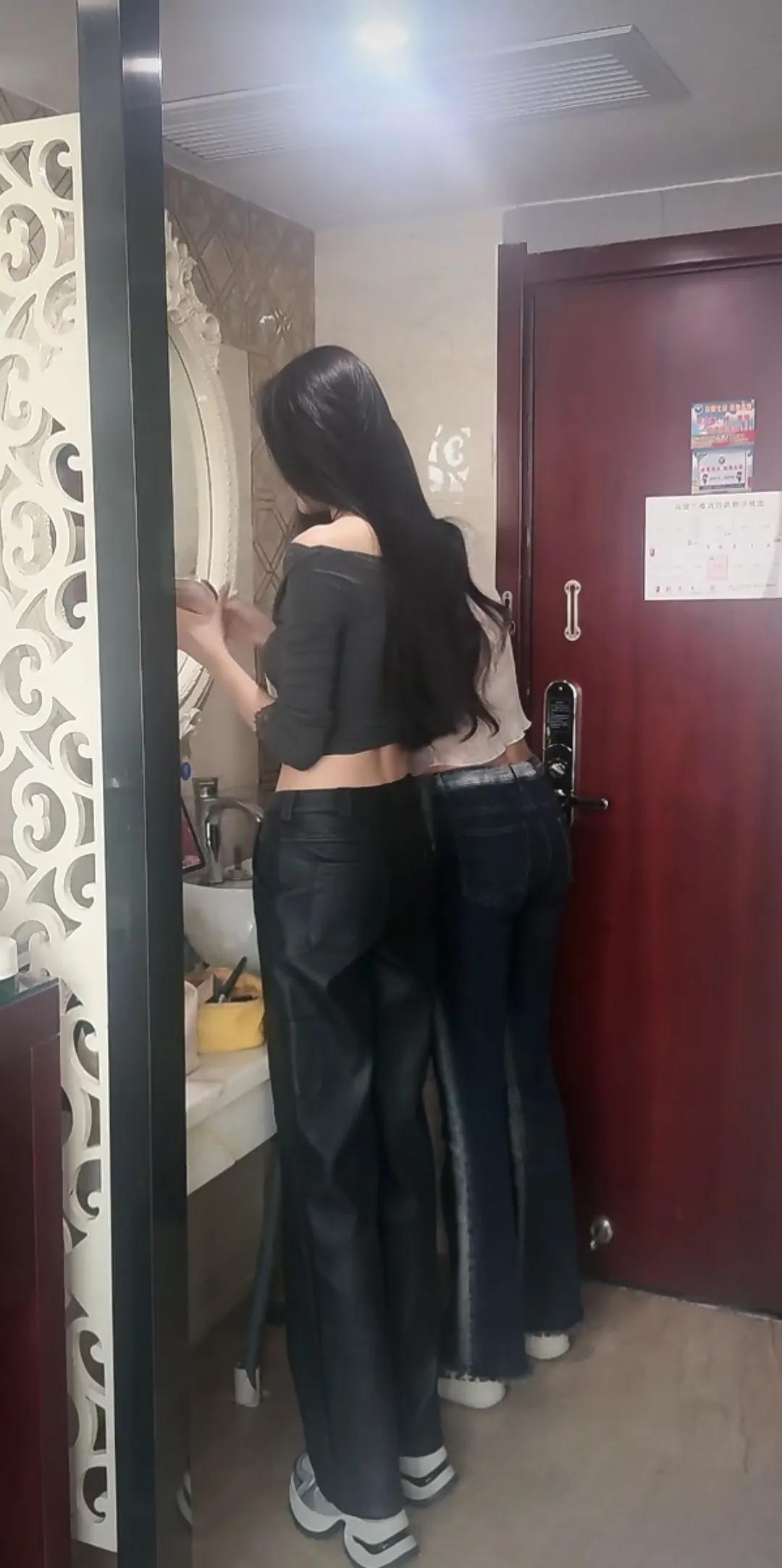 黑白撞色牛仔裤，搭配短款上衣，轻松穿出时尚范儿！💃🏻👖👗