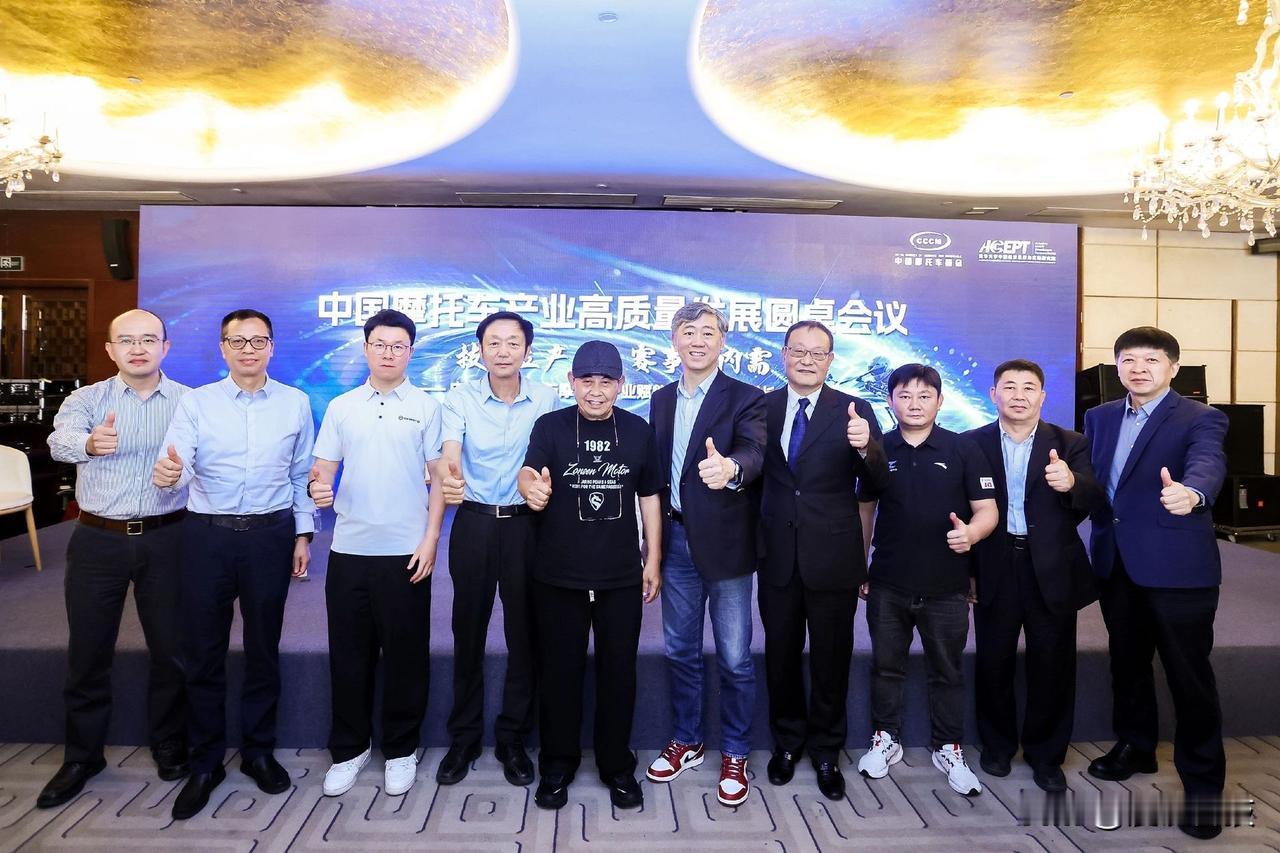 中国摩托车圈最有实力男团合影照来了，你能认识三个就算老玩家了。

1. 张洪波：