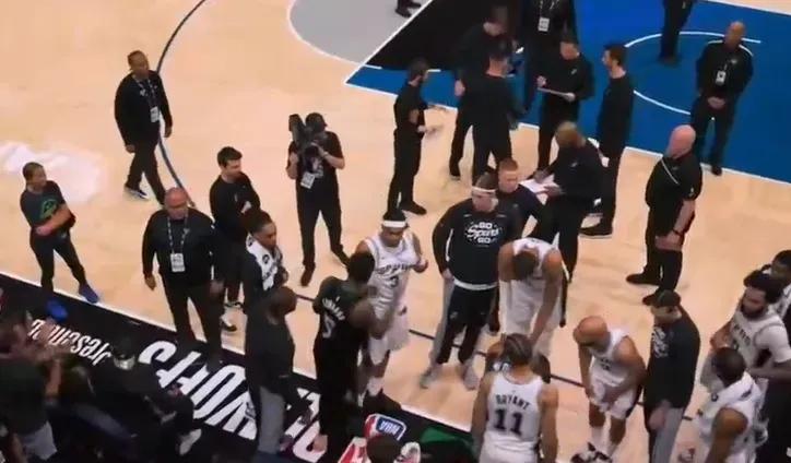 诺维茨基：我打了很久NBA，未见过还剩8分钟和对手全队击掌
05月17日讯，在N