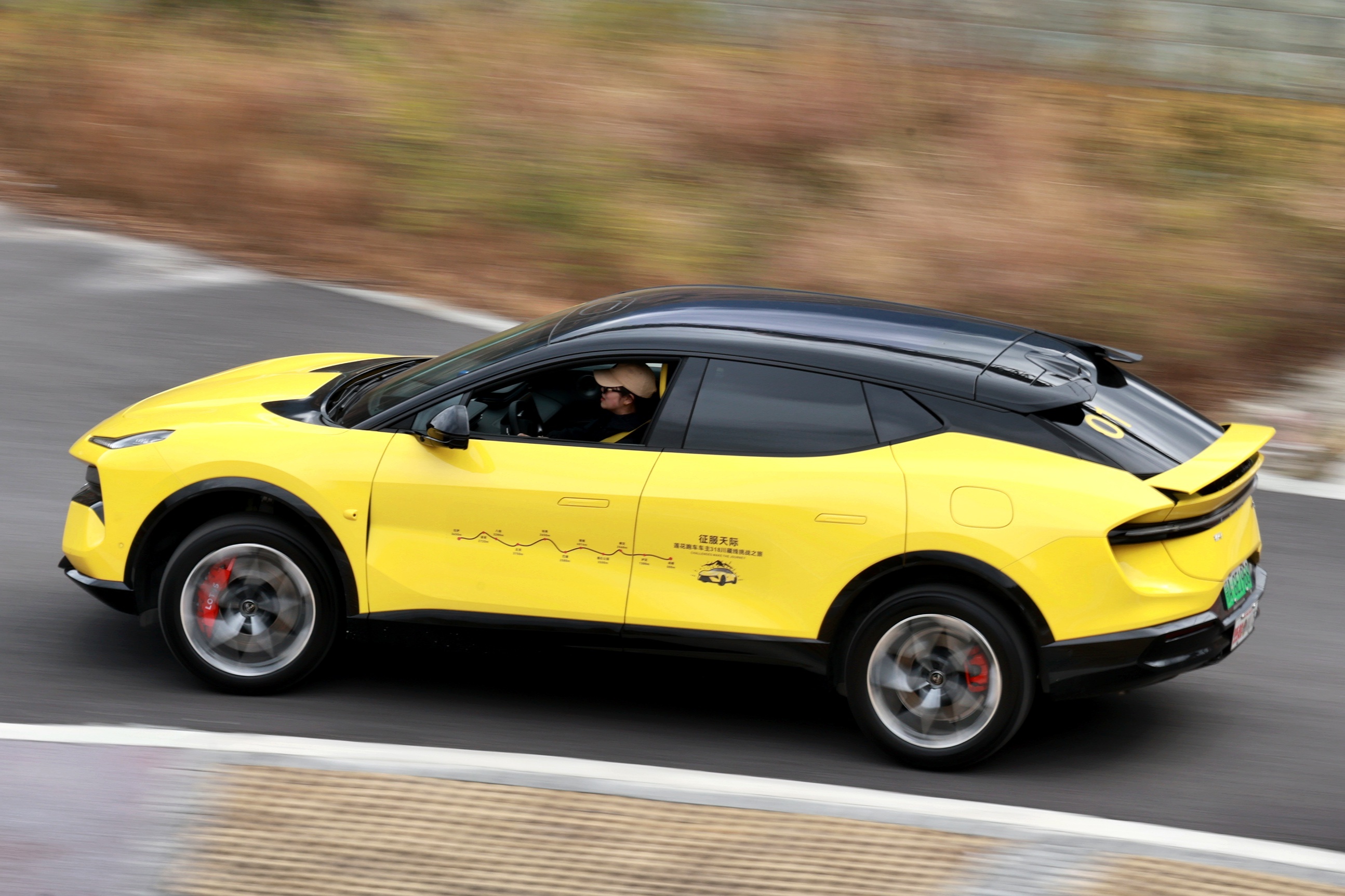 昨天上了降布神山，非常险峻的路线。听说现在不让私家车来了。莲花fm全新莲花for