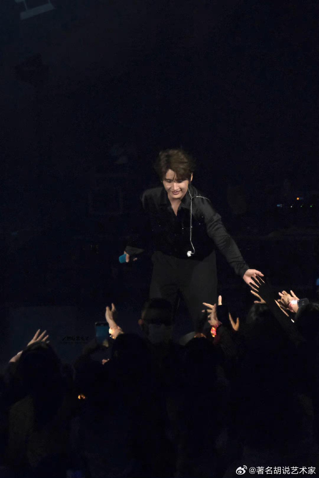 #到底是谁摸到了张远的手##张远像误入了盘丝洞# 张远你今晚真是放开了玩了，又是