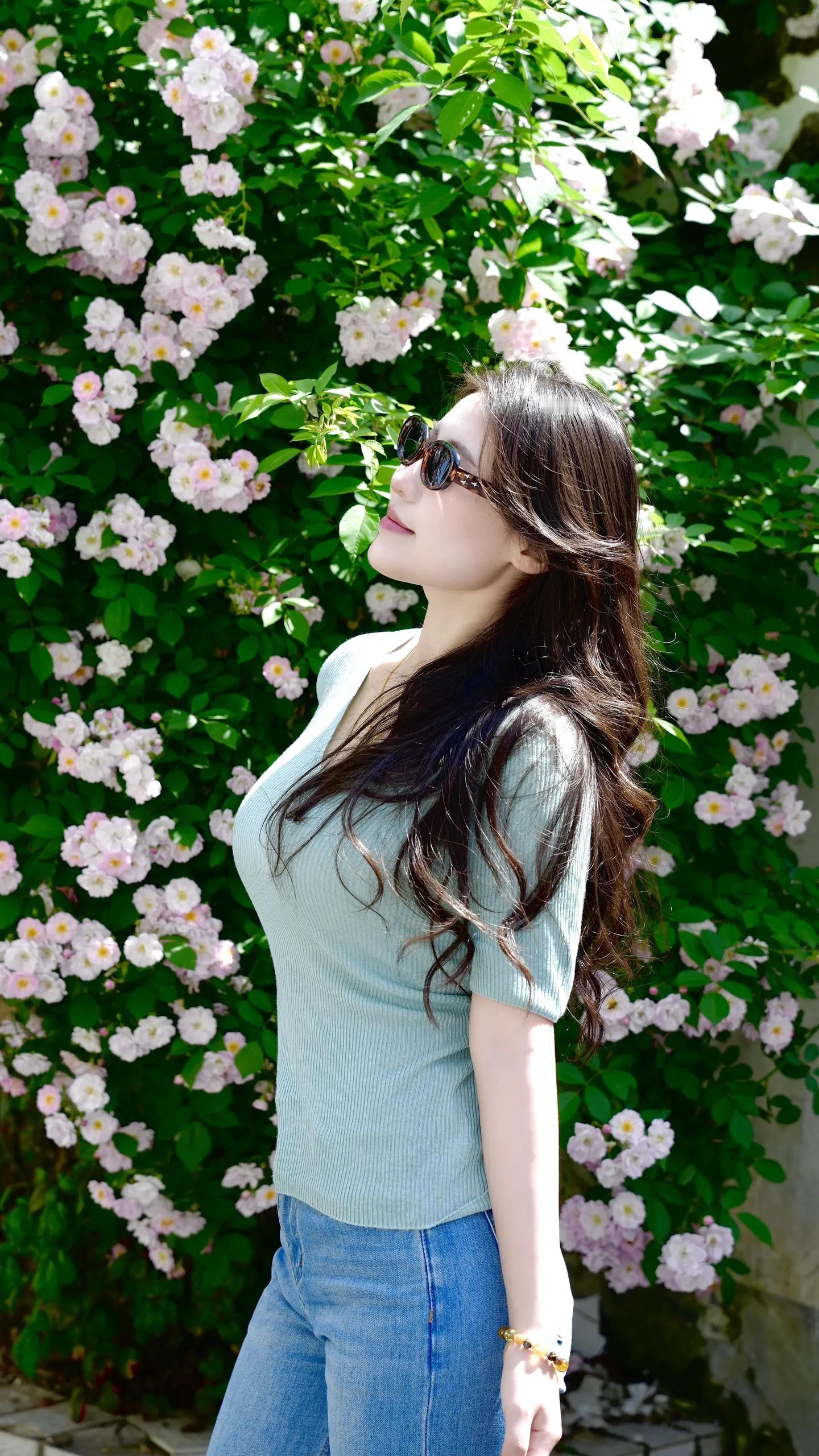  赴一场蔷薇之约，看满墙的粉白，把春天的浪漫都定格在这一刻。 