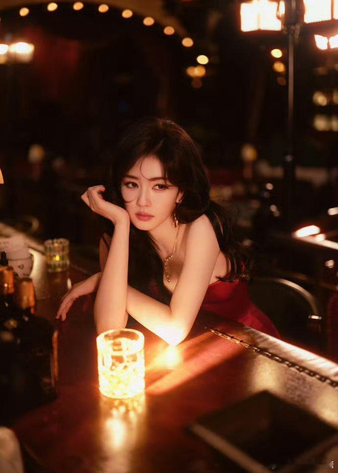 白鹿微博之夜港风红裙美艳风，好美呀！好看 