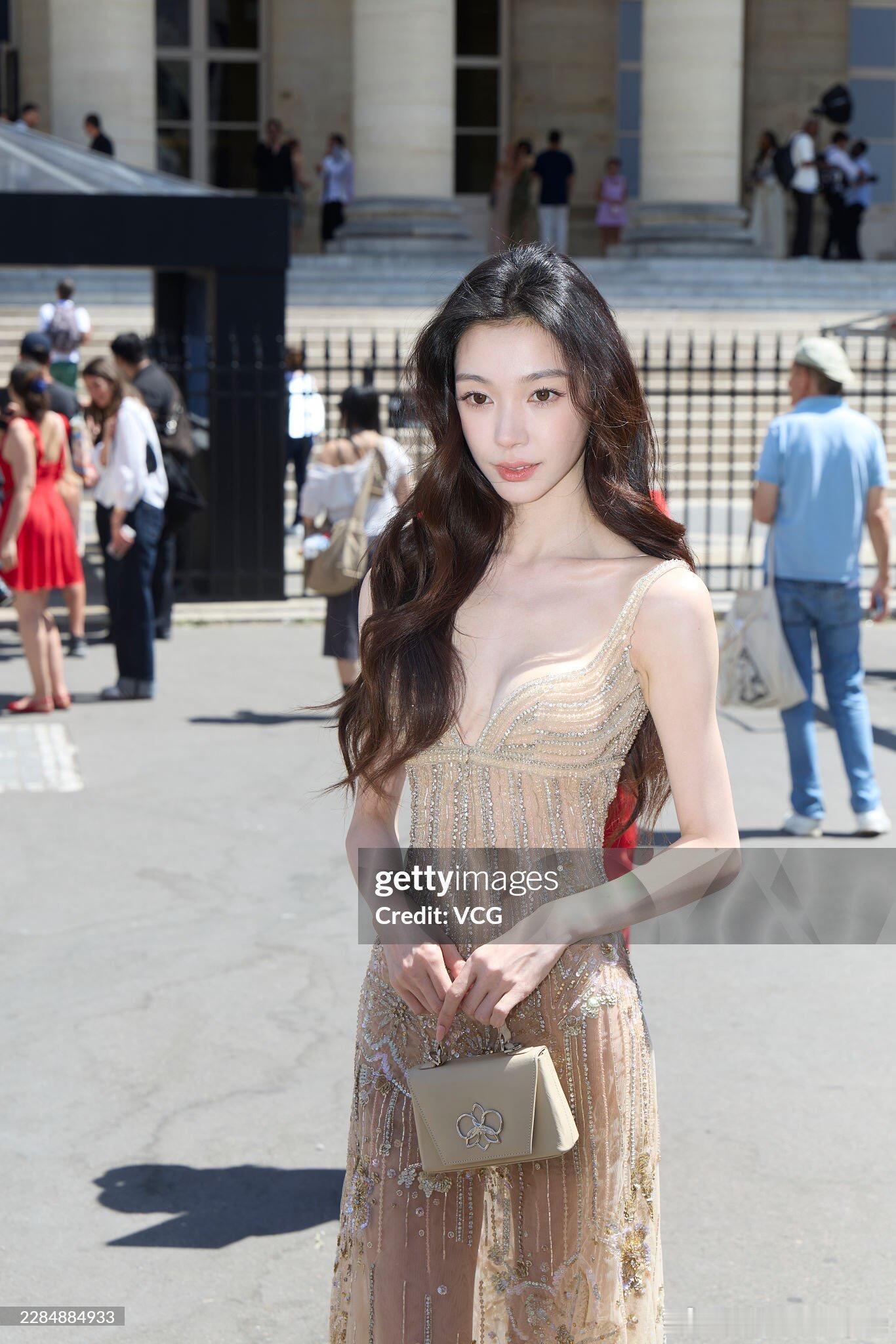 真有点佩服易梦玲让自己越来越美的同时也没丢失舍弃自己的辨识度现在已经到了G社图也