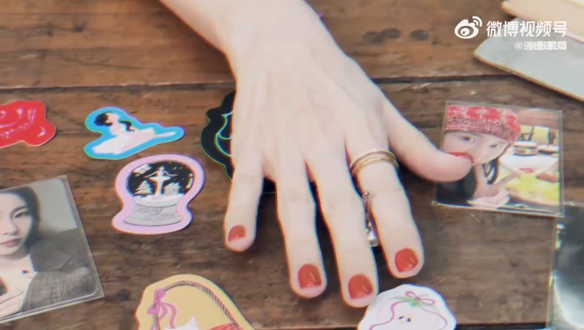 张碧晨美甲和嘴巴一个颜色 我仔细看了又看，真的是同色系呢。这种小巧思让整个造型质