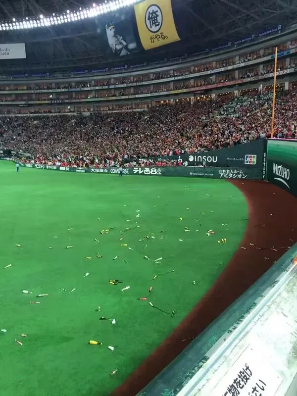 为什么日本人，国内的球场垃圾不捡？ ​​​