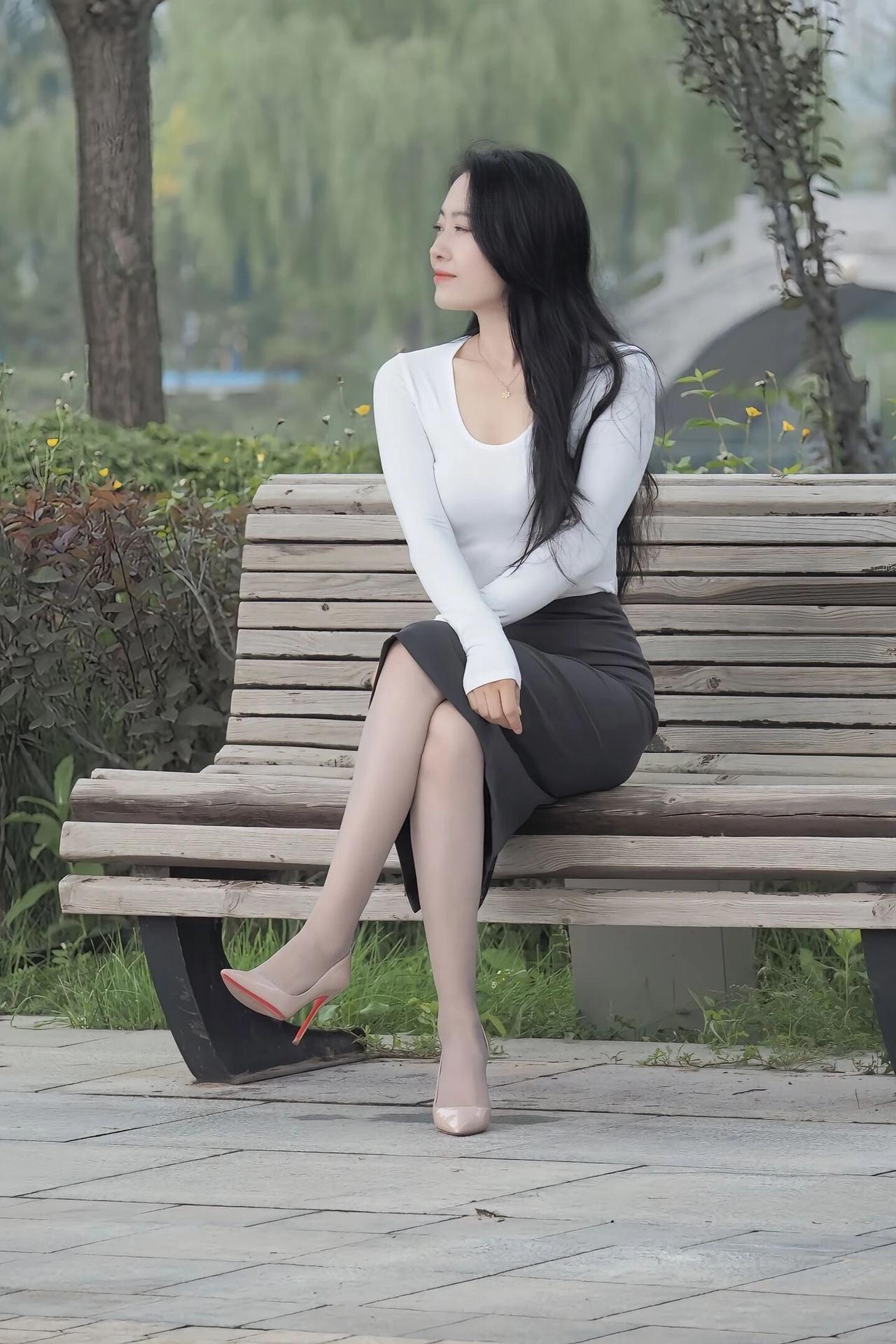 成熟稳重的美女你喜欢吗? 如果单从鞋品来评判，下面两个美女，你最喜欢哪一个？