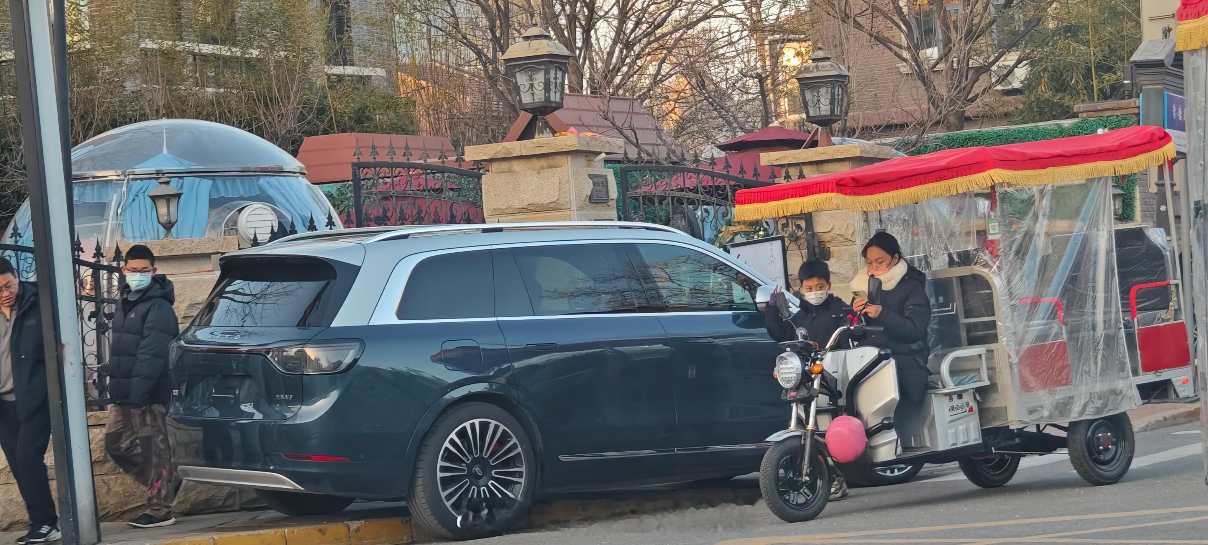 #问界m9# 怎么显得这么大呢？双色车身的高级感还不错，我等了个红灯的功夫，看到