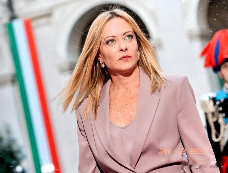 面对特朗普以及美国，意大利美女总理梅洛妮已经是满满的无奈！当记者问：“美国那么过