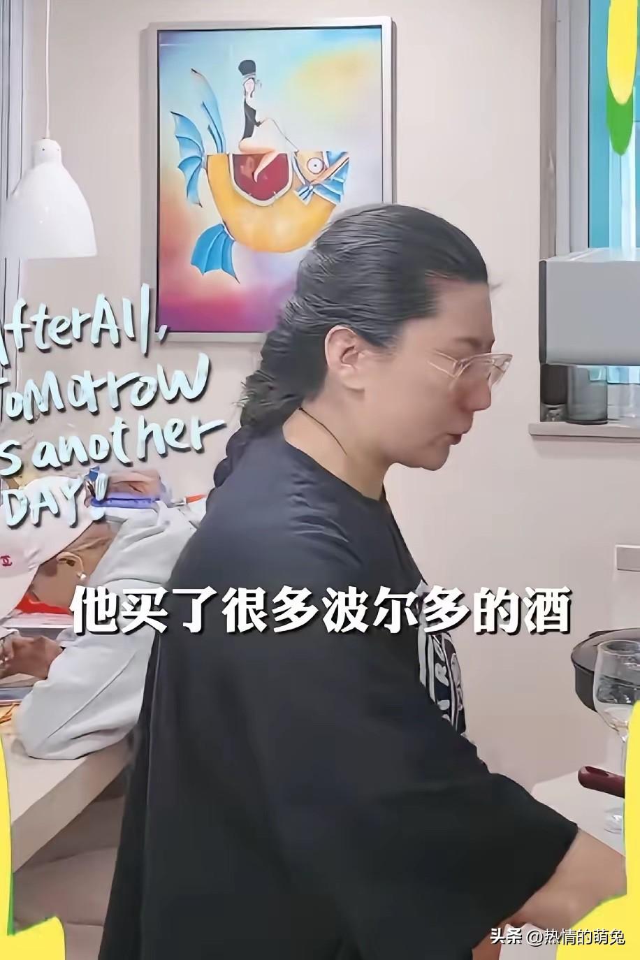 褪去美颜功能，直播间的COCO 姐，竟然是跟普通四十几岁的大妈没有区别，身材发胖