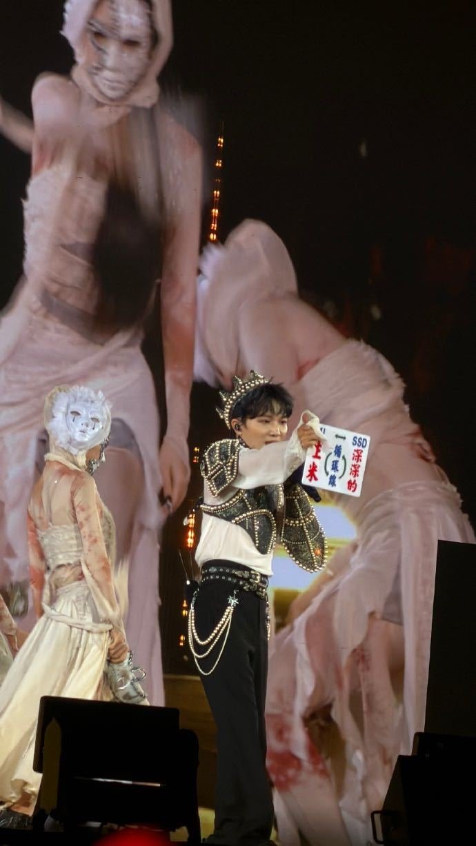 周深一张船票怕是不够抢周深香港演唱会上问如果有多一张船票，会不会跟我走，台下齐声