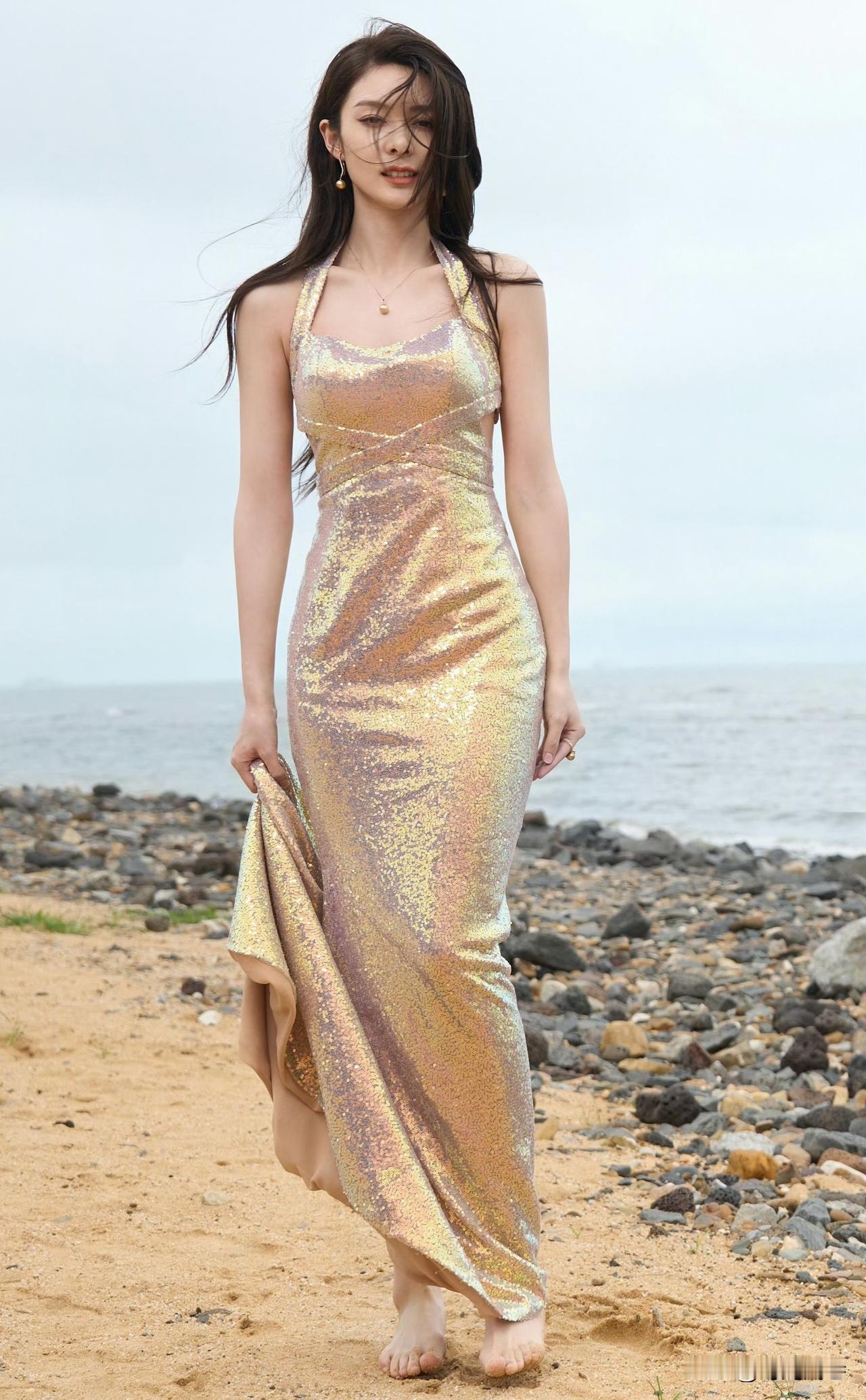 照片中光着脚丫在沙滩上愉悦跑跳的颜值绝美身材高挑曼妙的女神级演员大家认识吗？她是