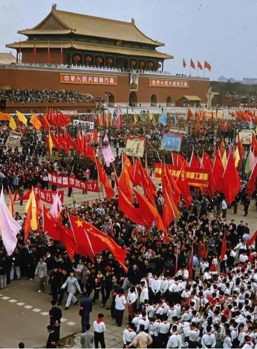 毛主席留下的家底：五千亿斤粮食，六百吨黄金，两万公里铁路，八万水库撑起中国发展的