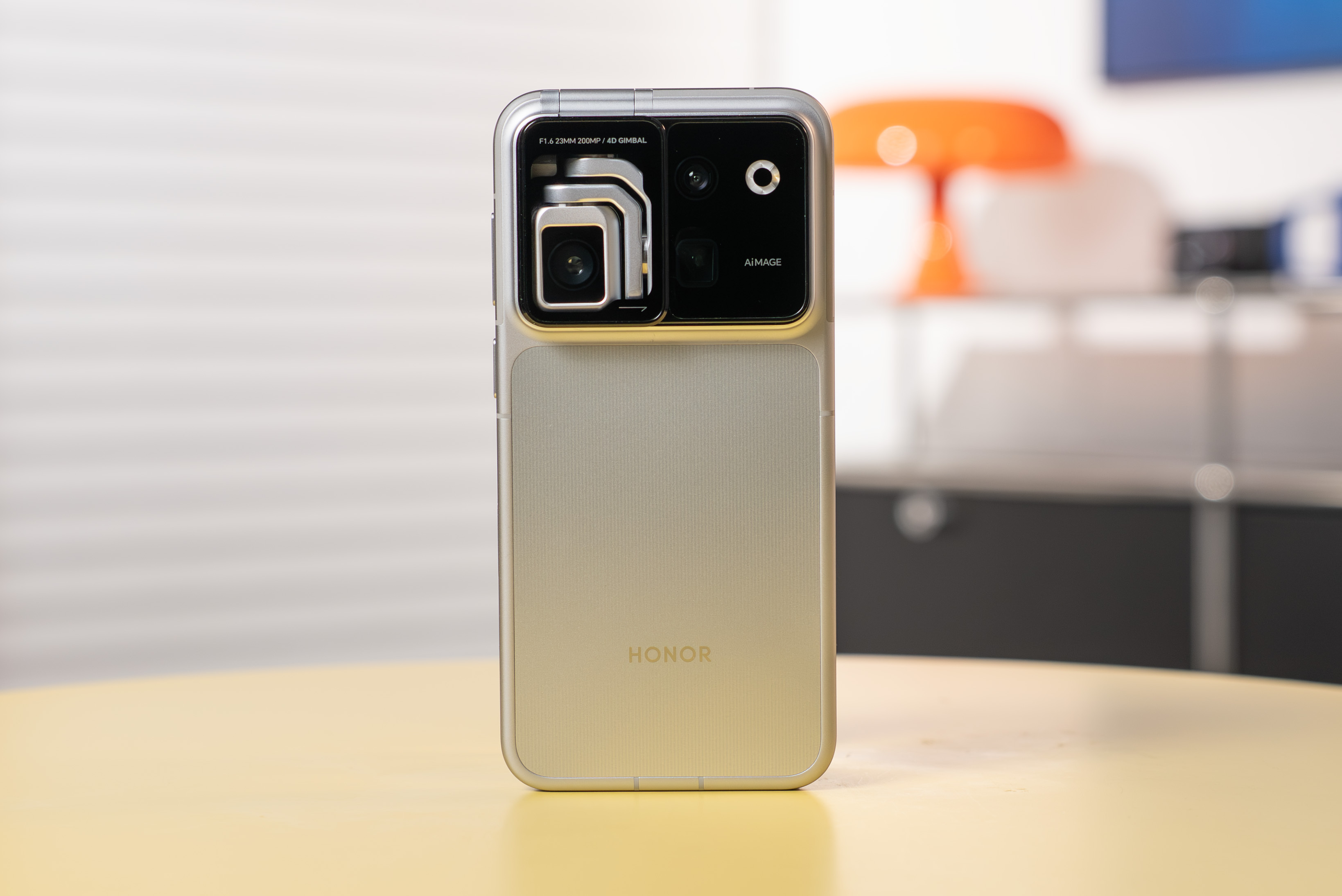 荣耀 Robot Phone 我们拿到了这台手机的云台相机打开方式很有意思，正常