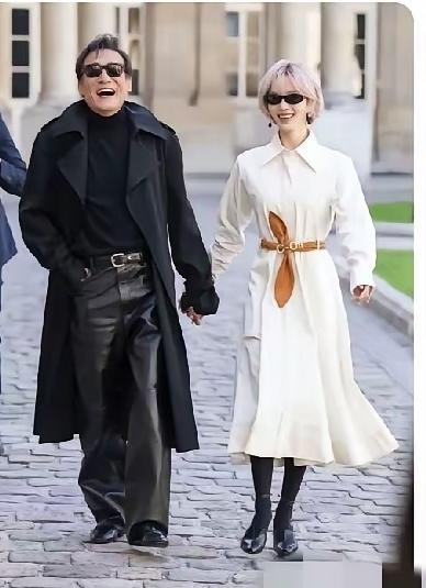 男的是梁家辉，女的是刘诗诗。他俩是在巴黎CELINE 2027夏季秀上携手同行。