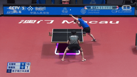 樊振东对王楚钦半决赛，王楚钦领先拿下第一局。
樊振东还是没紧张起来，在同一个球处