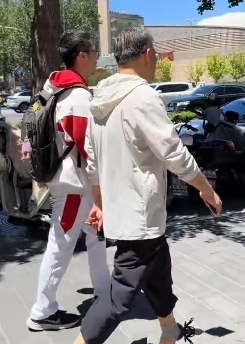 “人大附中出考场视频，很多家长都是白发苍苍。有钱晚婚晚育具象化了。”


其实也
