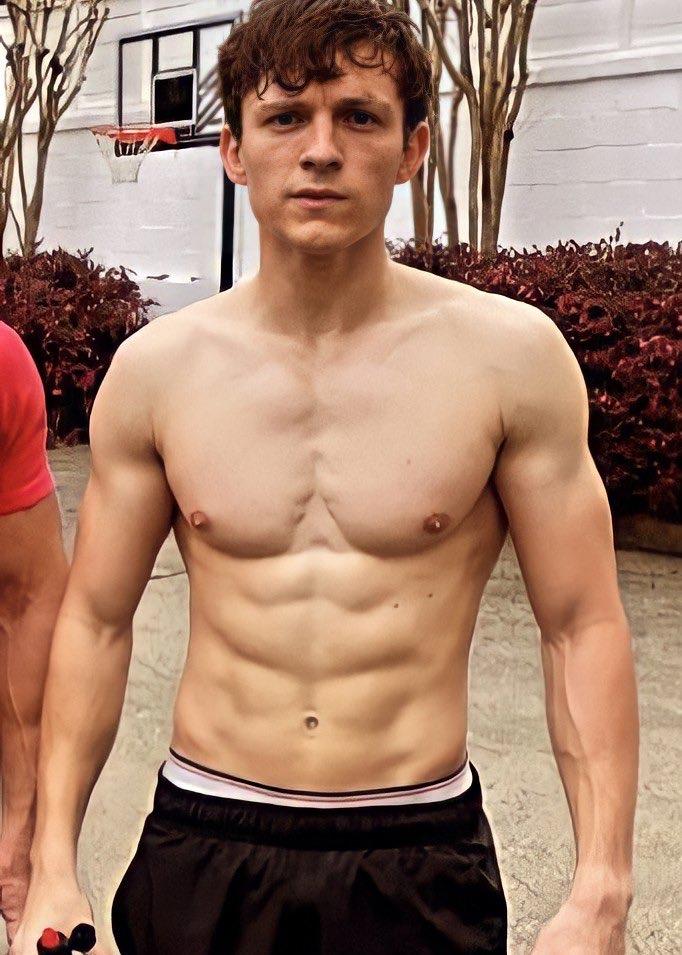 汤姆·霍兰德在性感写真中展示他波纹般的腹肌，太好看了。​想跟他去泰国旅游。