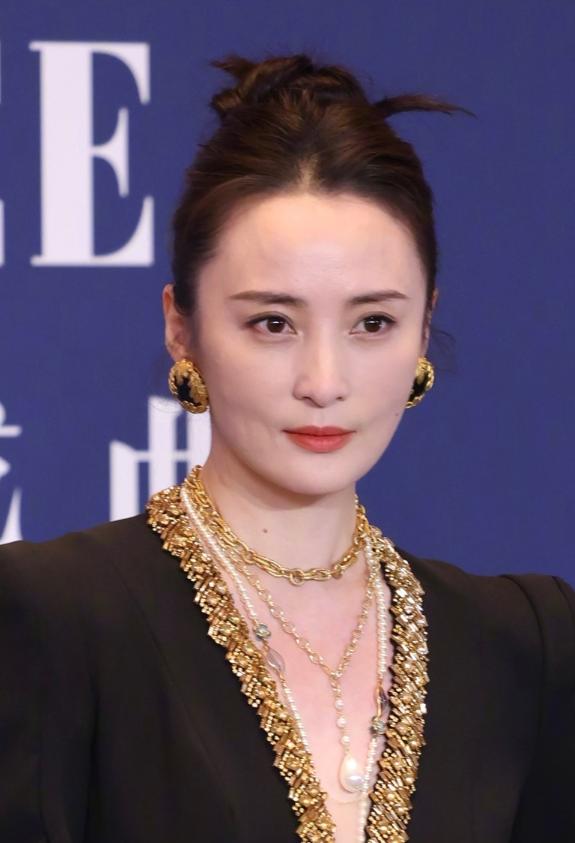 曾黎、俞飞鸿、蒋勤勤，这三个女明星在一个红毯上遇见，这就是姨圈之巅。
4月26日
