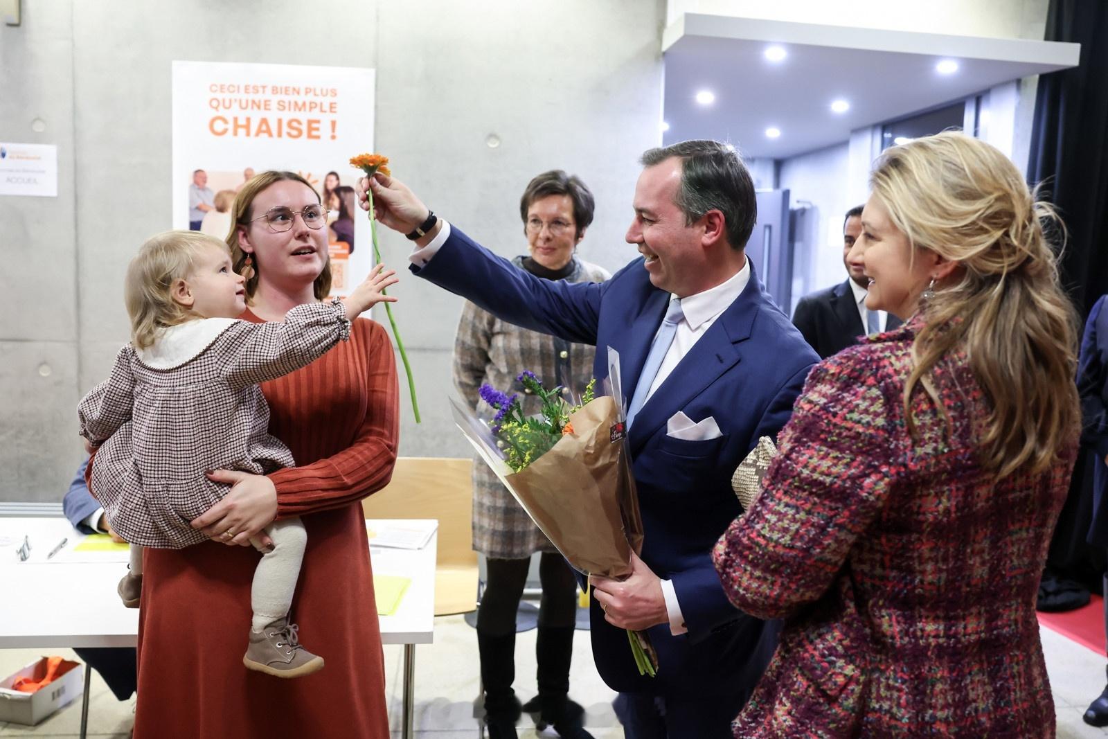 12.5 卢森堡大公纪尧姆五世和大公夫人斯蒂芬妮出席志愿者颁奖活动，纪尧姆馋别人