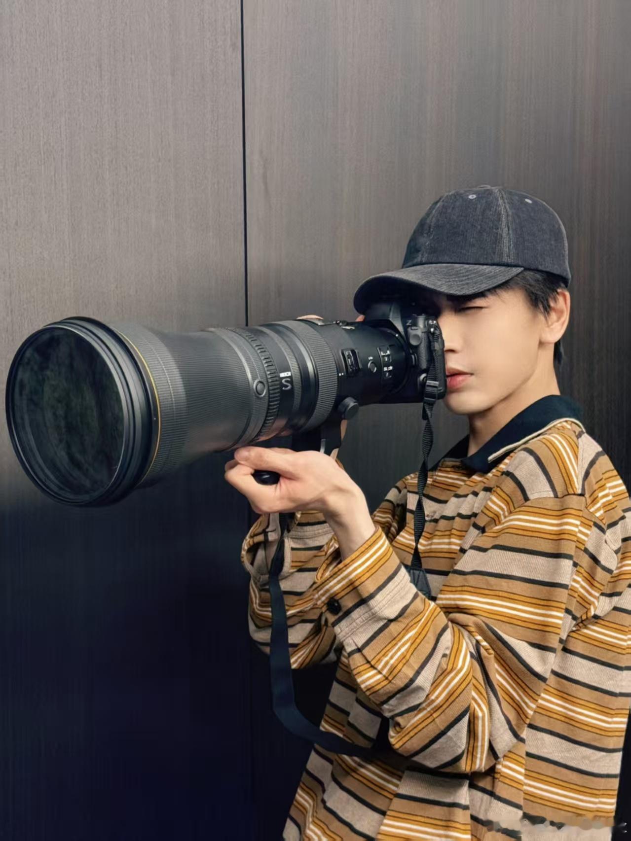 张凌赫现在长枪短炮的张凌赫现在的设备比站姐还专业 张凌赫快来给我拍几张 