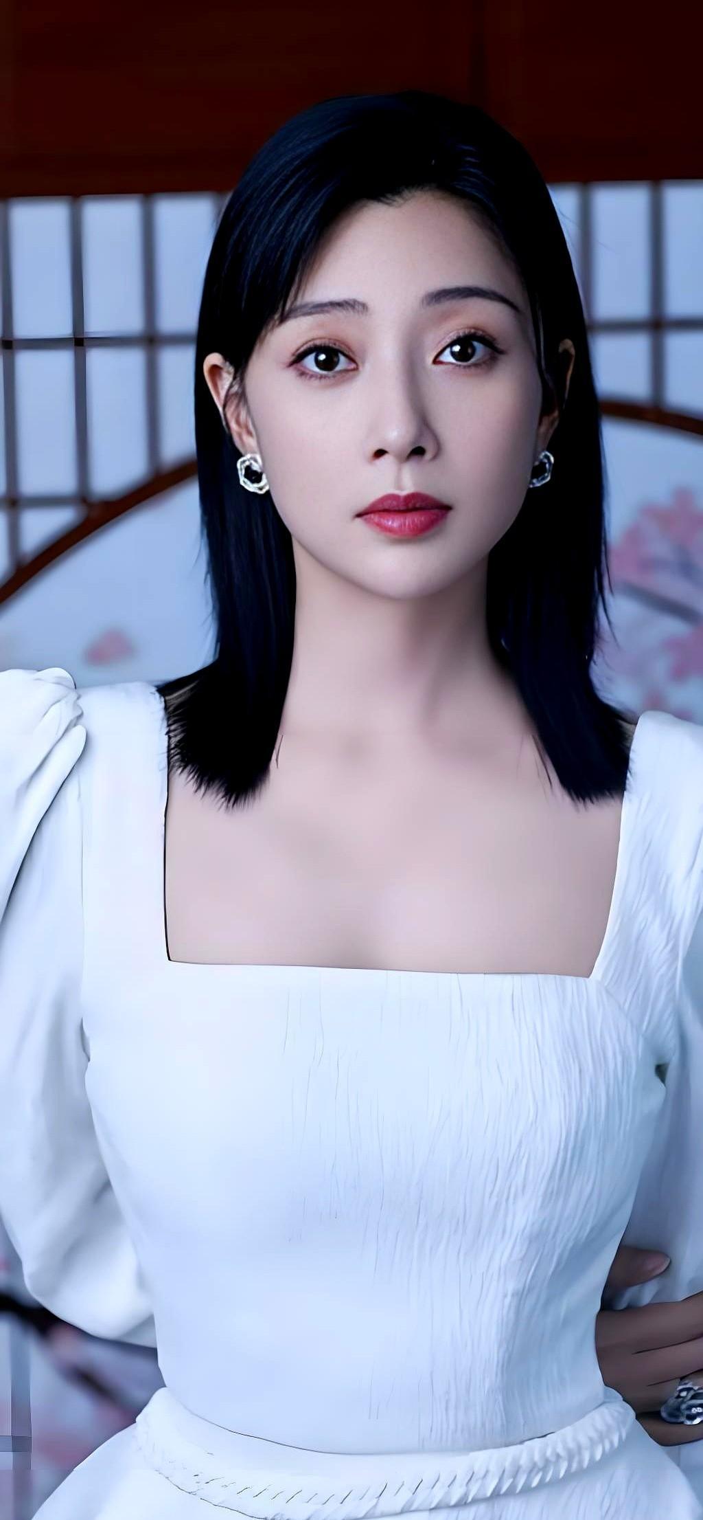 他骂她“戏子听话就行”，她转身演了个卖鸡毛掸子的义乌女人。
十年后，那女人成了商