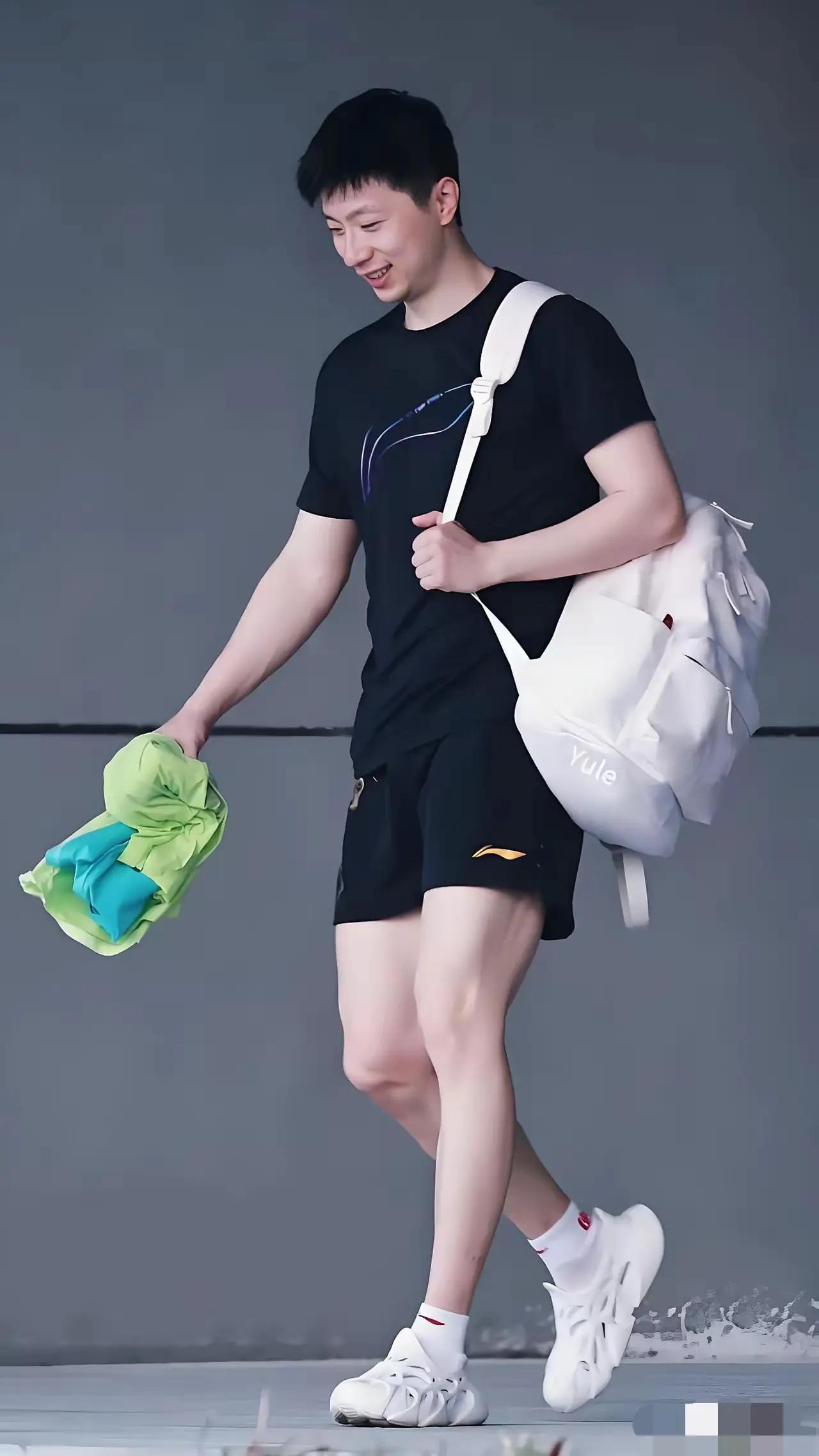 马龙，许昕，去国家队当陪练和团队一起备战世乒赛，樊振东在徳甲联赛为萨尔布吕布肯俱