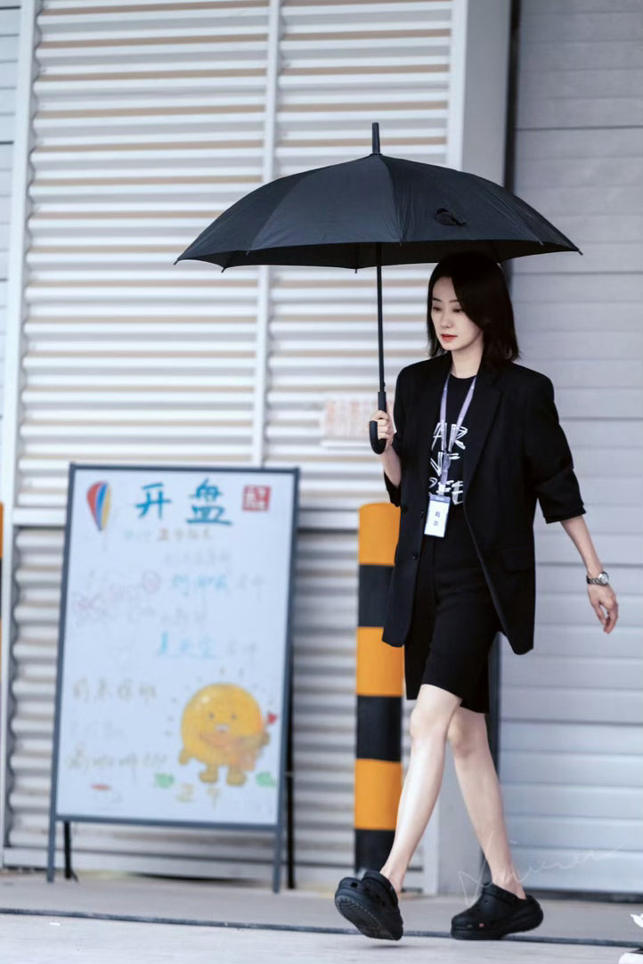 张小斐新剧一边上班一边输血开盘被《开盘》打工人海报戳破防！张小斐举输液杆上班名场